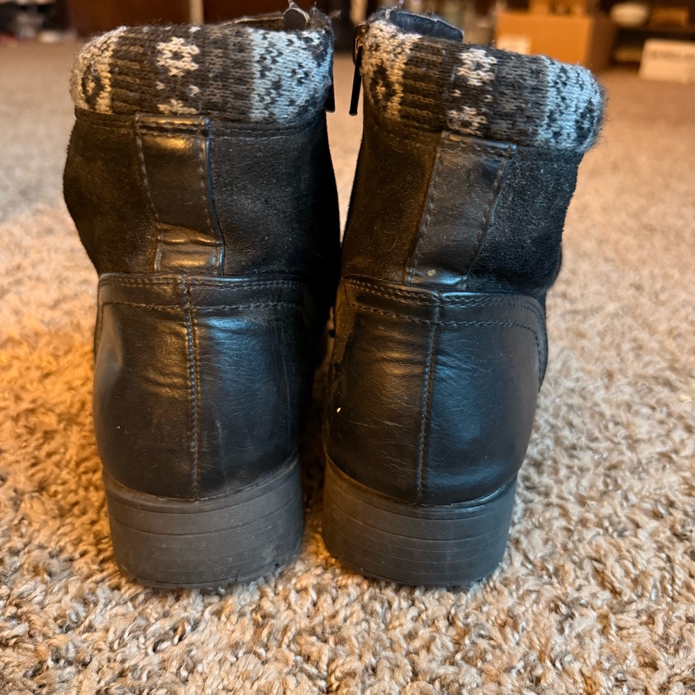 ❄️ Black Zip-Up Ankle Boots with Patterned Cuff - Picture 5 of 7